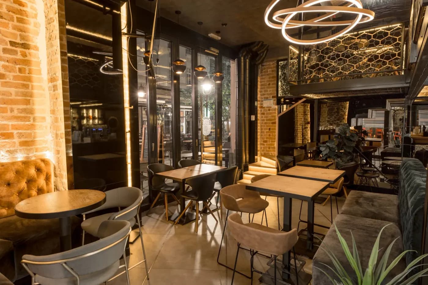Restoran sa visećim biljkama i zelenim zidom